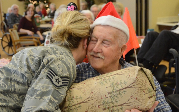 Soldiers and Airmen visit veterans home