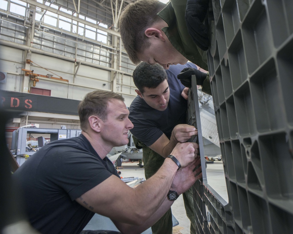 Naval Air Facility Atsugi: HSM 51 maintenance