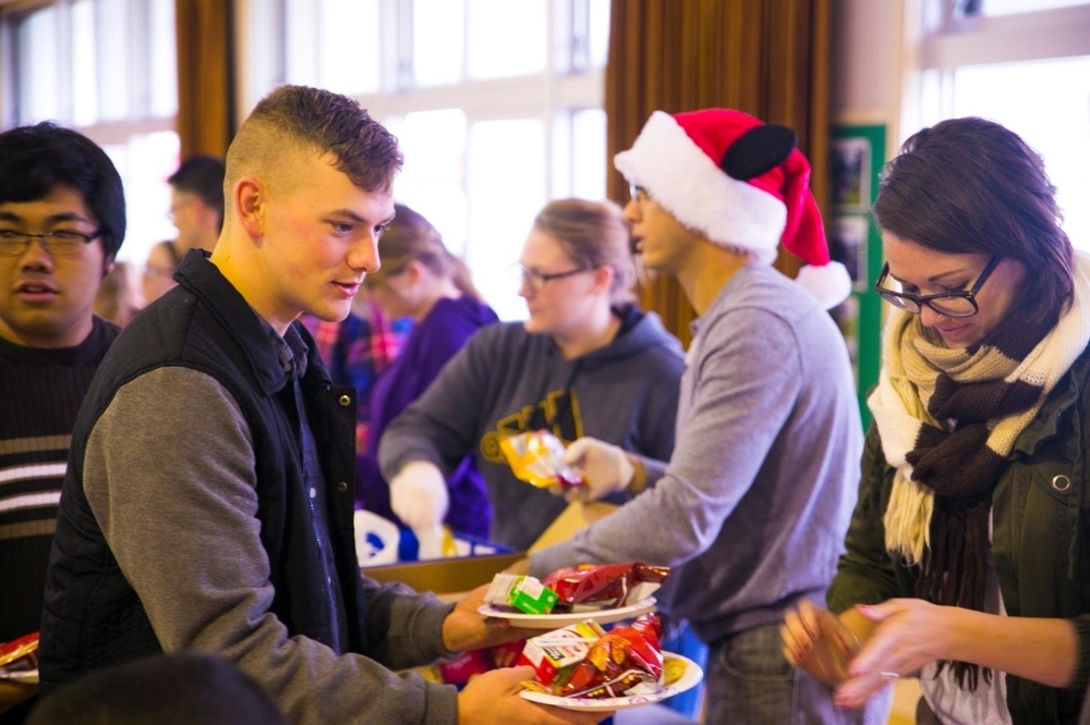 Camp Courtney volunteers share Christmas tradition with Okinawa community