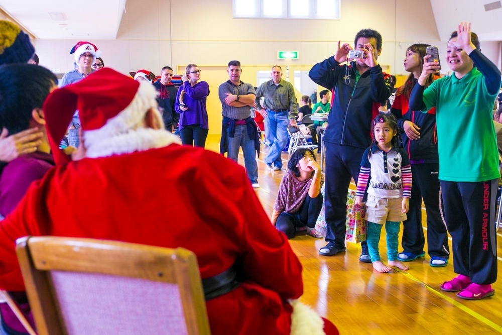Camp Courtney volunteers share Christmas tradition with Okinawa community