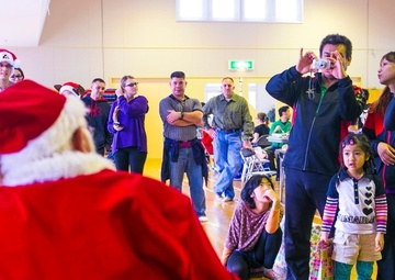 Camp Courtney volunteers share Christmas tradition with Okinawa community