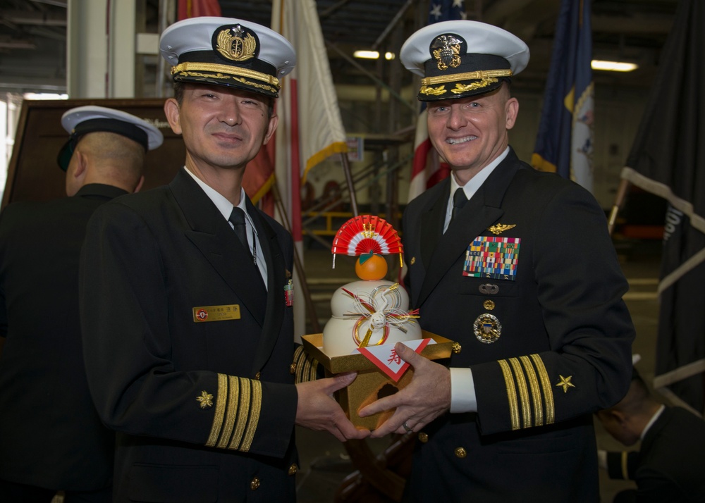 Bonhomme Richard receives Japanese New Year gift from Japanese Destroyer Kurama