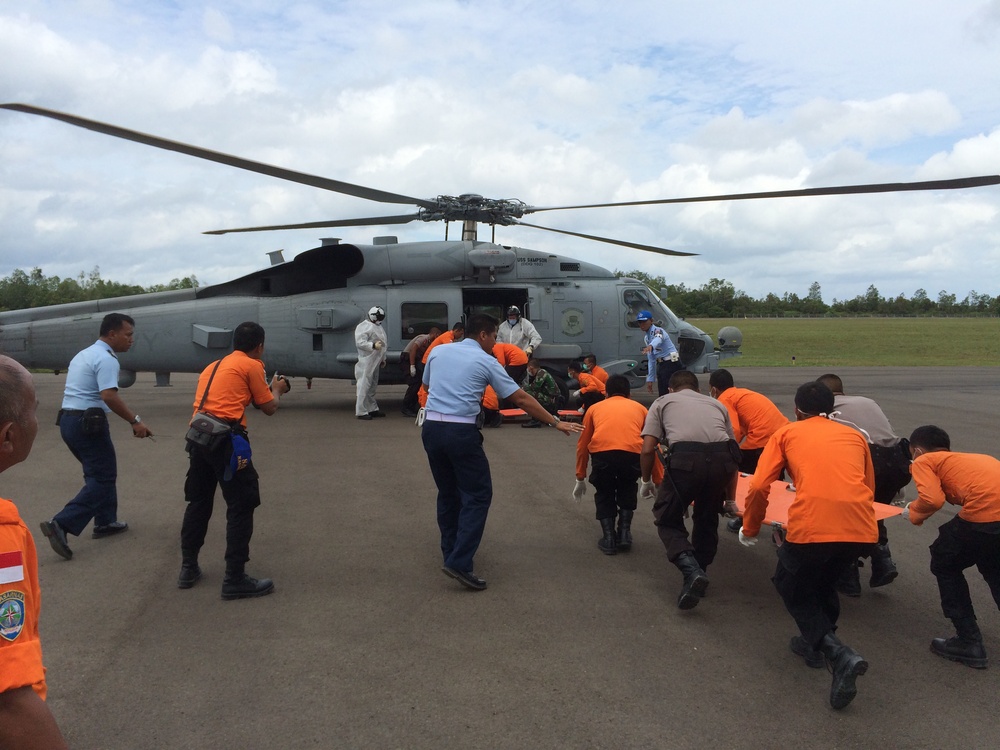 US Navy transfers recovered bodies from AirAsia Flight QZ8501 to Indonesian authorities