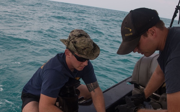 Navy divers support AirAsia Flight QZ8501 search efforts