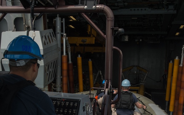 Navy divers support AirAsia Flight QZ8501 search efforts