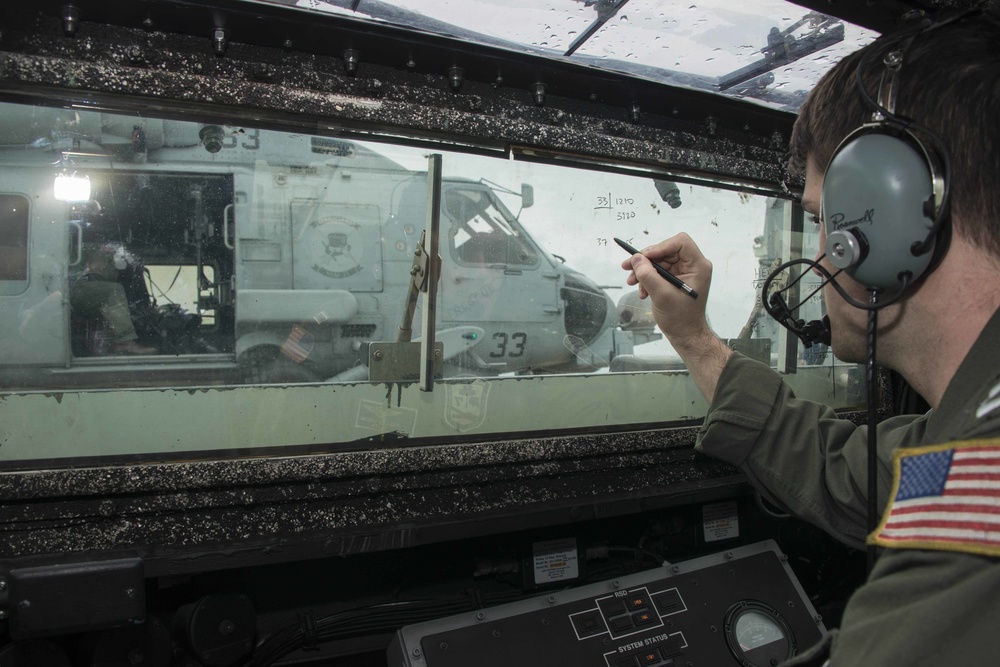 Recovery team from USS Sampson (DDG 102) conducts search and recovery operations for AirAsia flight QZ8501 search efforts
