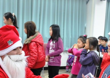 Santas surprise, celebrate Christmas with local kids