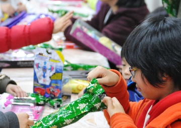 Santas surprise, celebrate Christmas with local kids