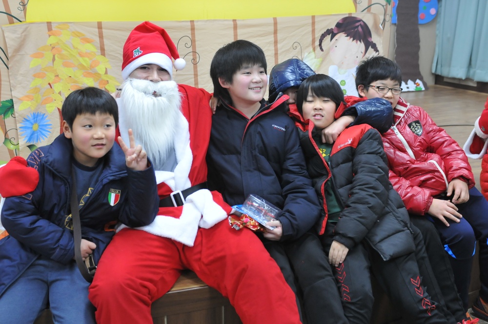 Santas surprise, celebrate Christmas with local kids