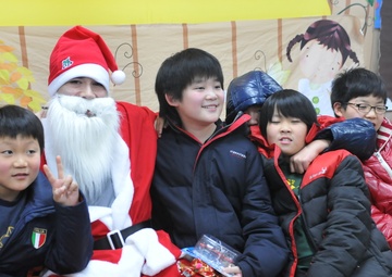 Santas surprise, celebrate Christmas with local kids