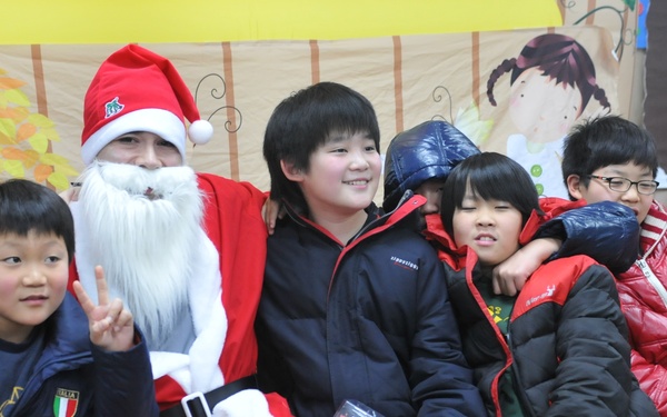 Santas surprise, celebrate Christmas with local kids