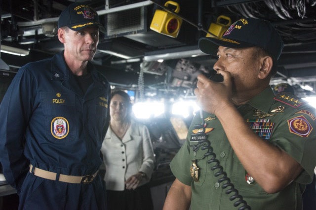 Indonesian general visits USS Sampson