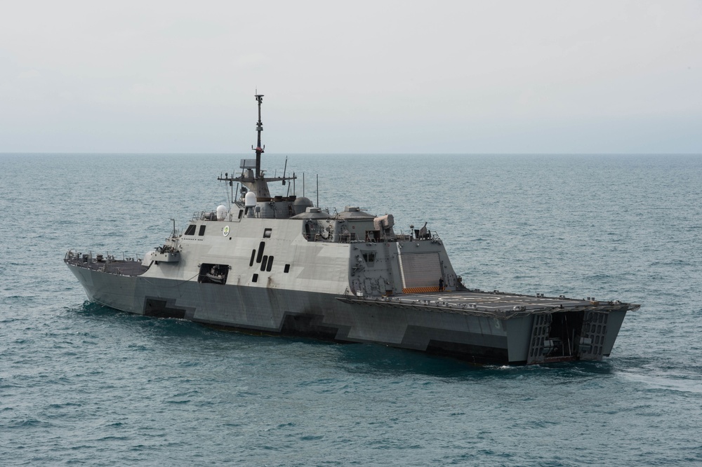 USS Fort Worth (LCS 3) supports AirAsia QZ8501 search efforts