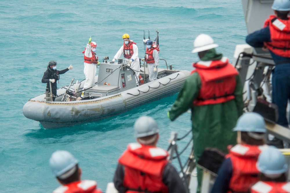 USS Sampson (DDG 102) conducts search and recovery operations for AirAsia flight QZ8501