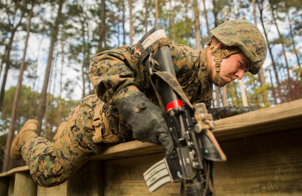 Marine recruits tackle Parris Island combat training course