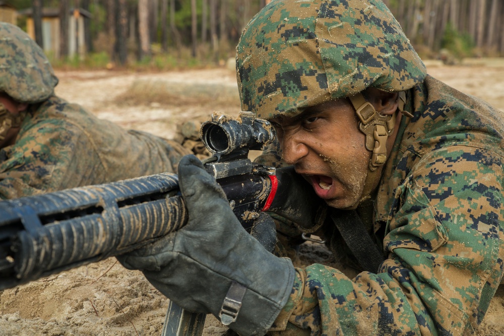 Marine recruits tackle Parris Island combat training course