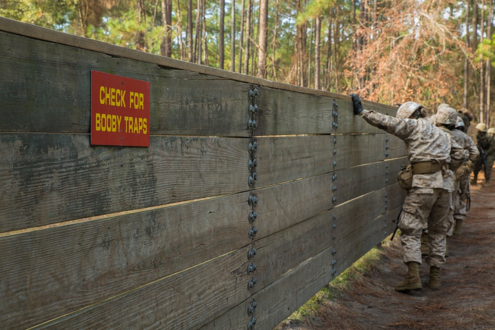 Marine recruits tackle Parris Island combat training course