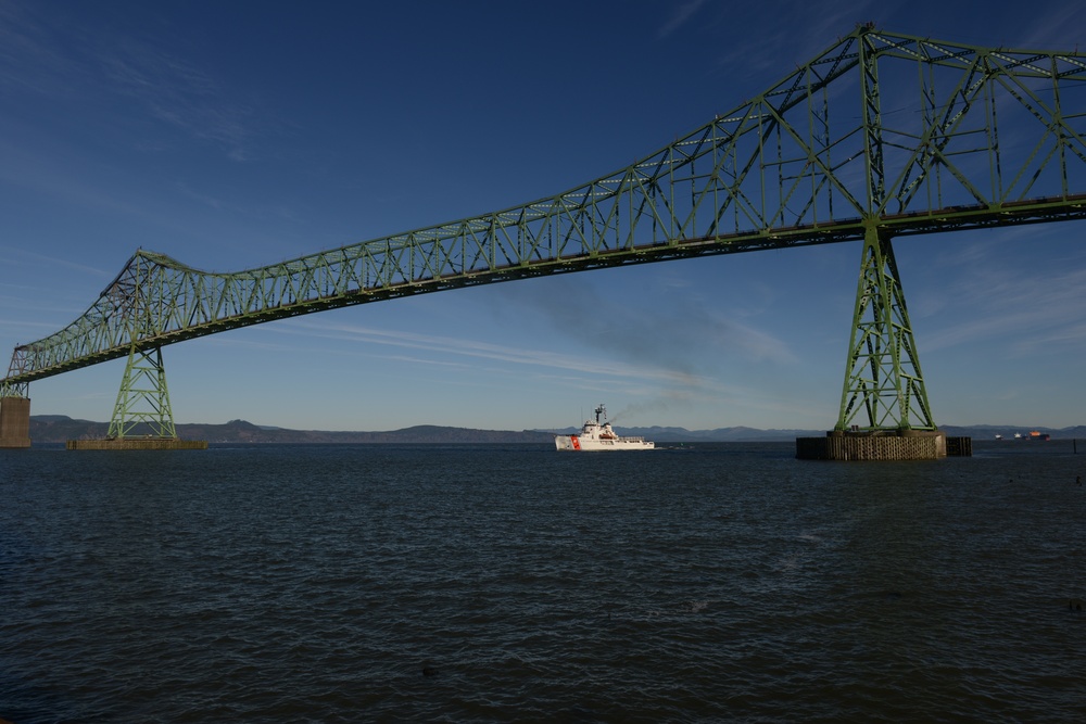 CGC Alert departs Astoria, Ore.