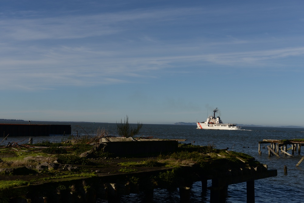 CGC Alert departs Astoria, Ore.