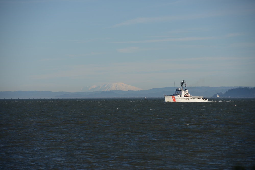 CGC Alert departs Astoria, Ore.