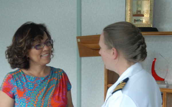 USS James E. Williams CO presents plaque to mayor of Victoria, Seychelles