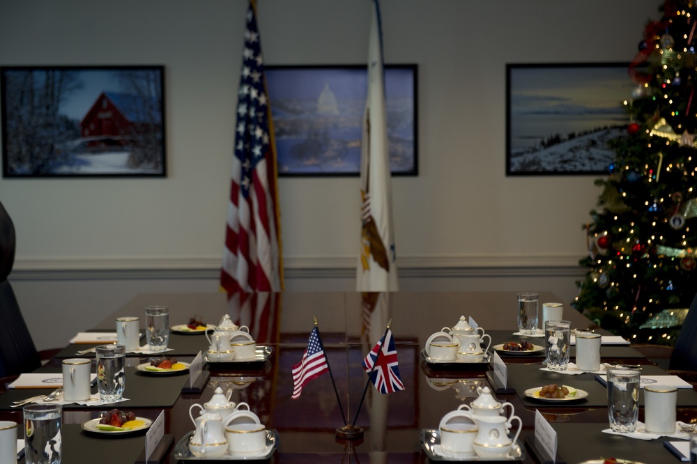 DSD meets with UK minister for defense equipment, support and technology