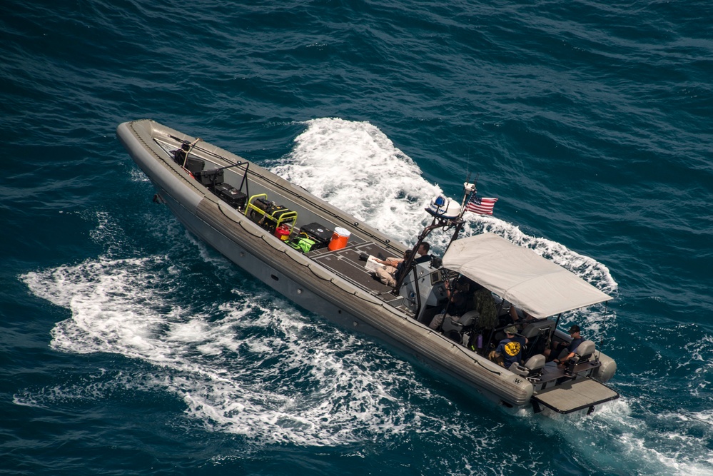 Navy divers conduct search operations in the Java Sea