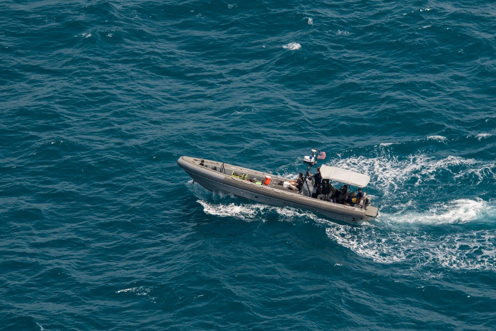 Navy divers conduct search operations in the Java Sea