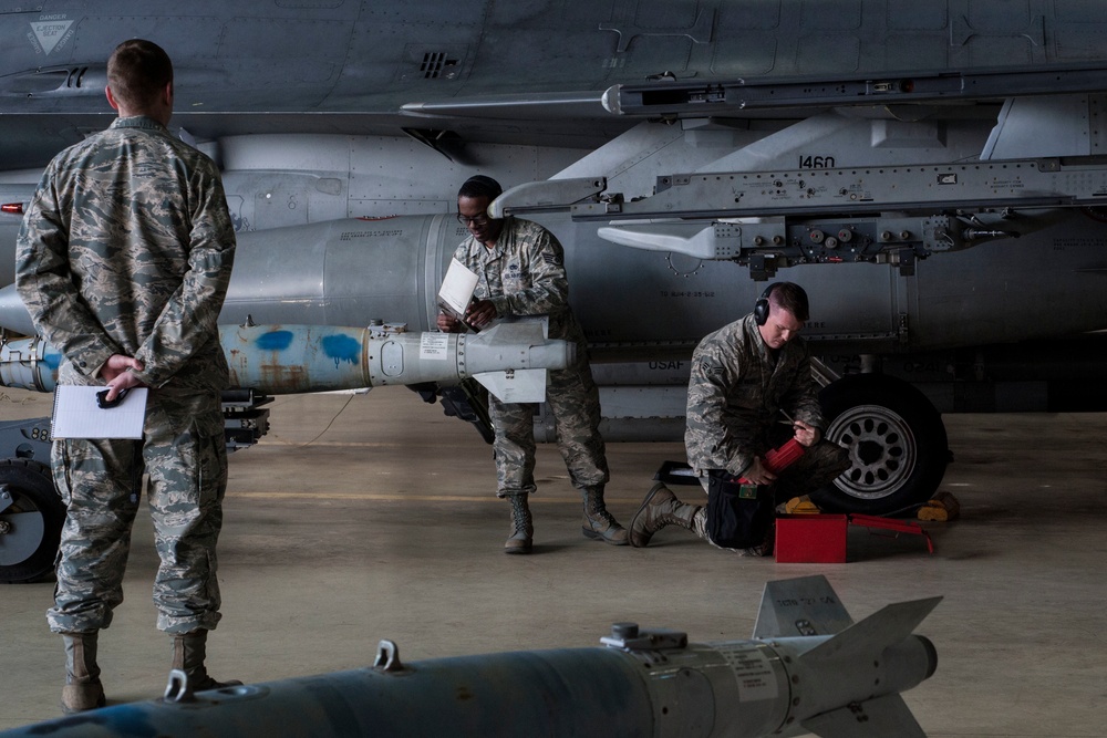 Panton and Juvat AMU crews battle out weapons load competition