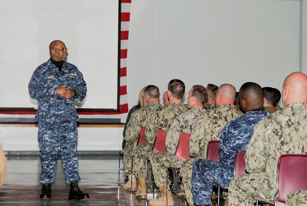 Navy Reserve Forces Command commander talks to Reserve Sailors