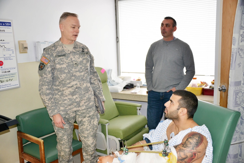 General visits wounded Soldier/Cop