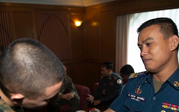 Royal Cambodian Gendarmerie work with US Marines