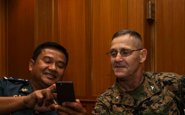 Royal Cambodian Gendarmerie work with US Marines