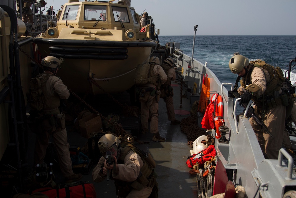 24th MEU Maritime Raid Force conducts VBSS exercise