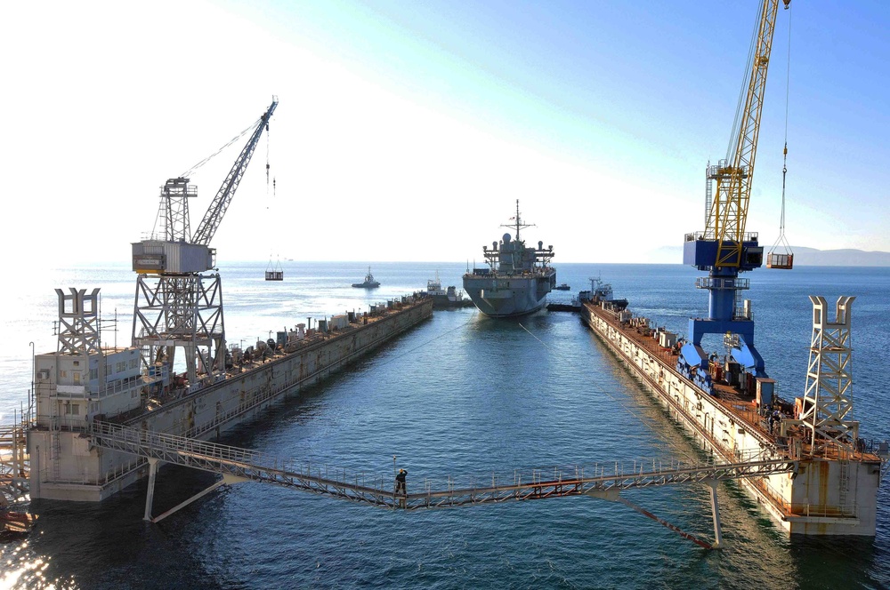 USS Mount Whitney begins the dry dock process