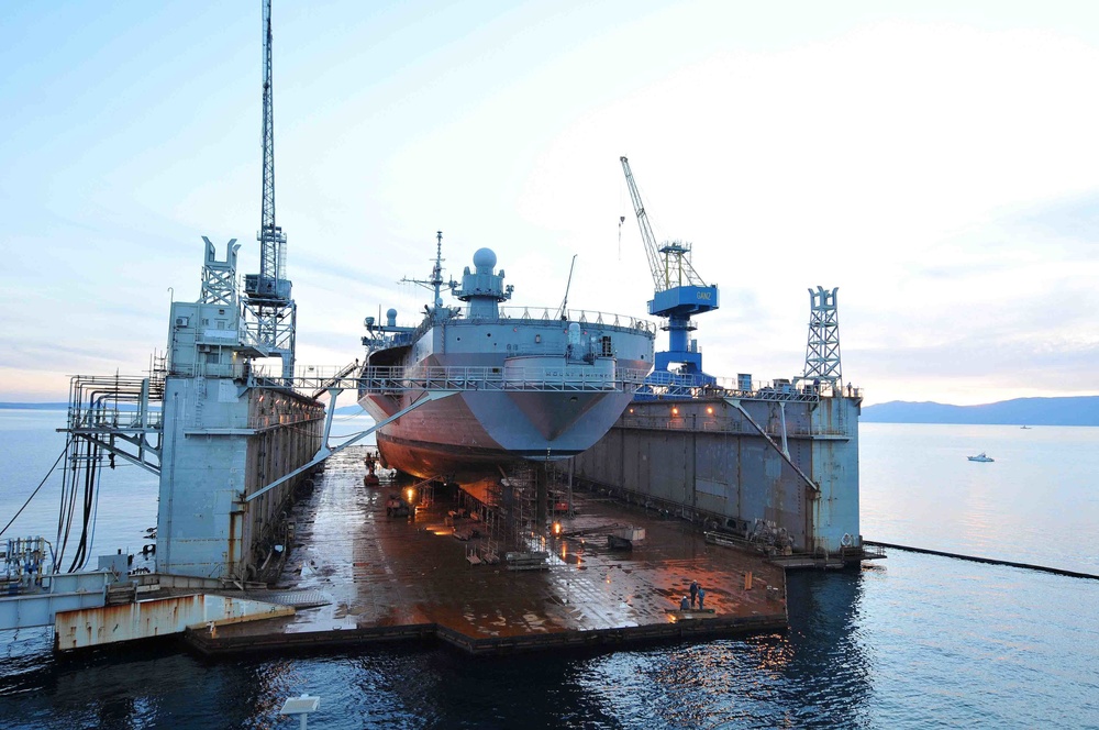 USS Mount Whitney begins the dry dock process