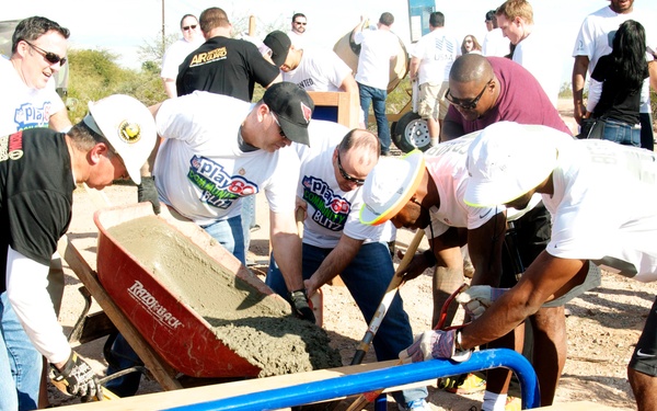 NFL Pro Bowl players, Arizona Guard members build fitness course