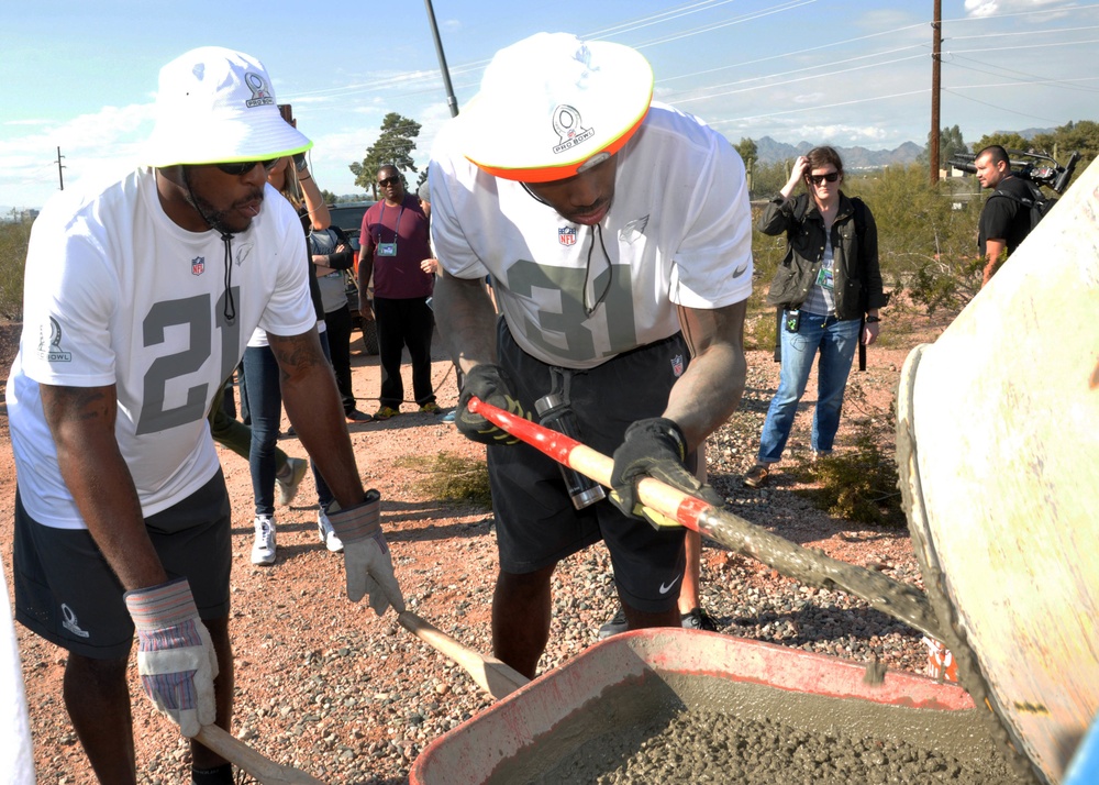 NFL Pro Bowl players, Arizona Guard members build fitness course