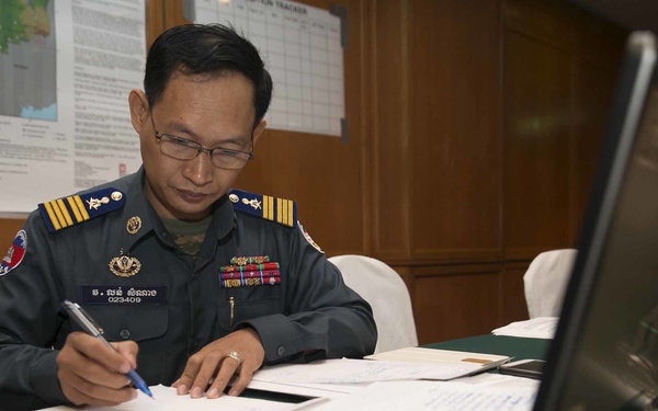 Royal Cambodian Armed Forces, U.S. Marines simulate humanitarian mission