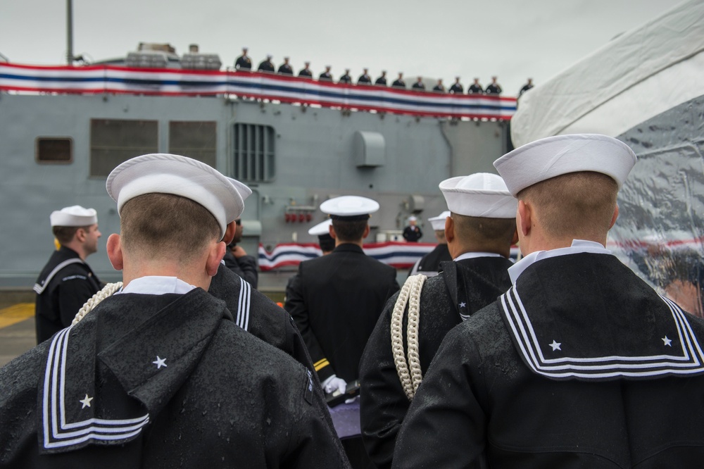 USS Rodney M. Davis decommissions