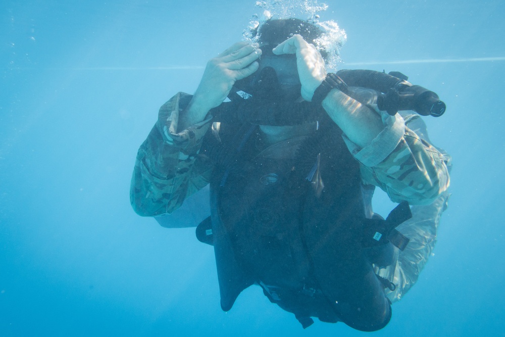 Special Forces Soldiers conduct scuba recertification