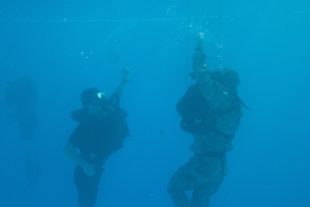 Special Forces Soldiers conduct scuba recertification