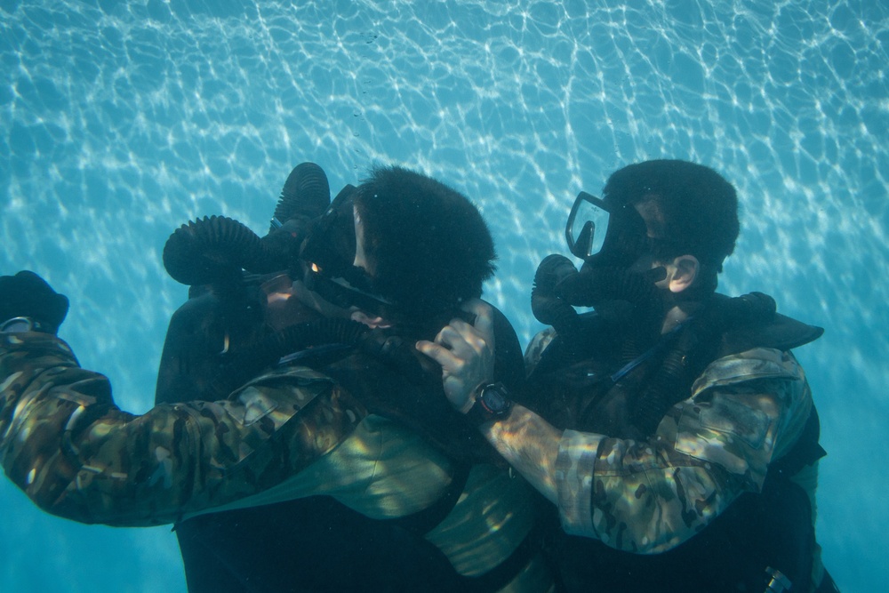 Special Forces Soldiers conduct scuba recertification