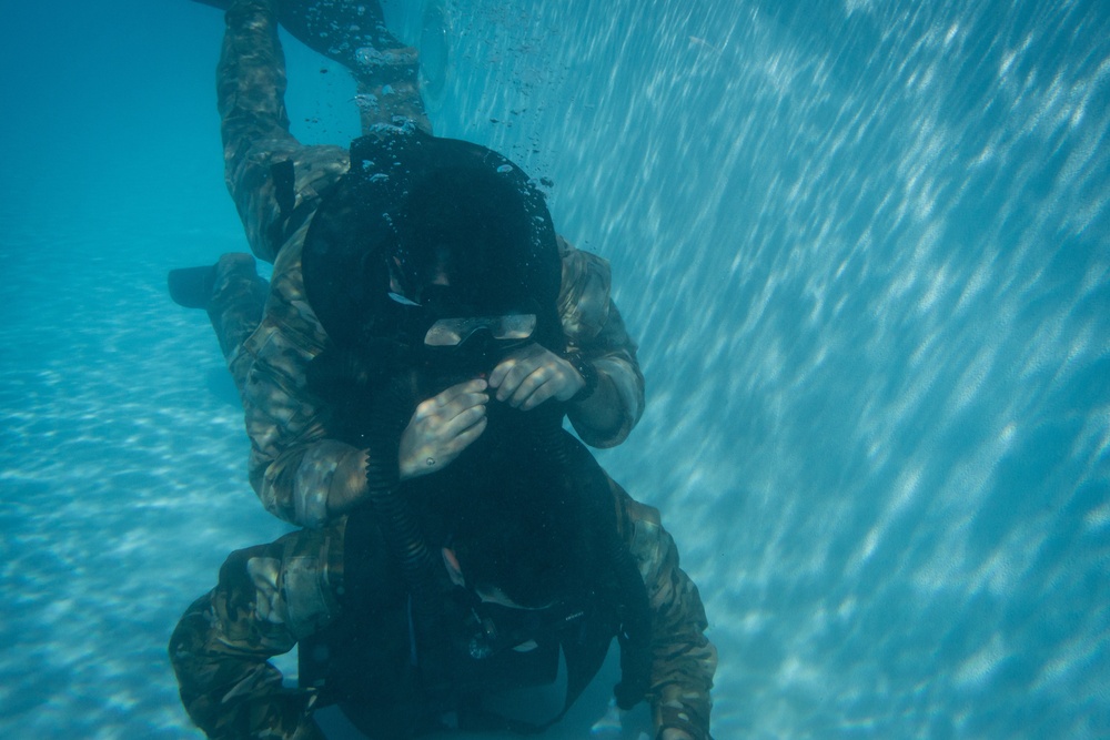 Special Forces Soldiers conduct scuba recertification
