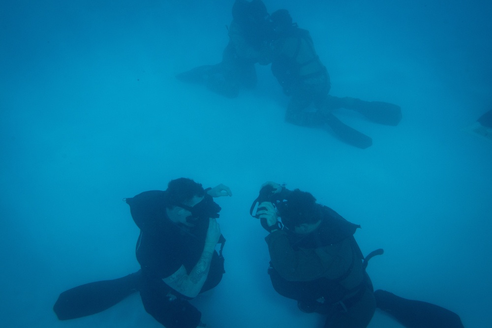 Special Forces soldiers conduct scuba recertification