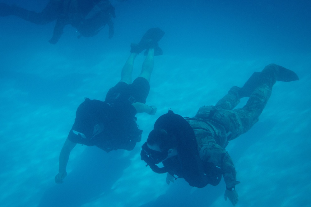 Special Forces soldiers conduct scuba recertification