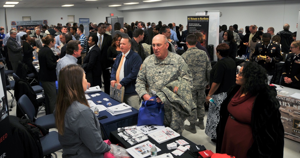 Army Reserve promotes Private Public Partnership at New Jersey job fair