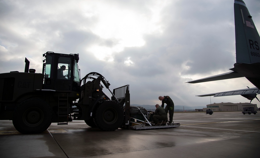 Airmen load Herc