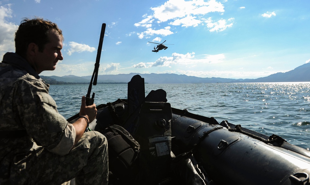 US Army Spec. Ops. aids 1-228th Avn. Reg. with overwater hoist training