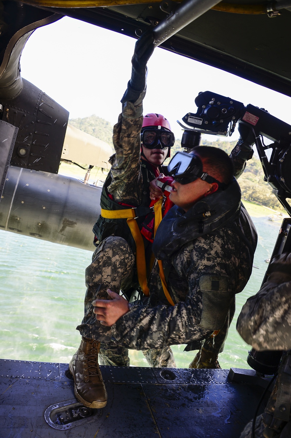 US Army Spec. Ops. aids 1-228th Avn. Reg. with overwater hoist training